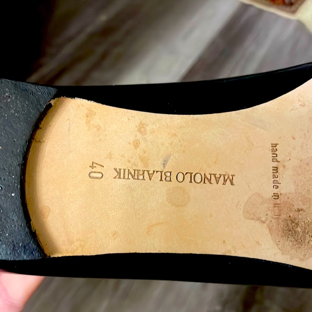 Black patent and white leather size 40 Manolo Blahnik flats. Beautiful!